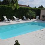 Piscine coque polyester avec escalier roman et fond incliné modèle Capri