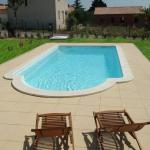 Piscine coque polyester avec escalier roman et fond incliné modèle Capri