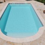 Piscine coque polyester fond plat avec escalier roman modèle Crête