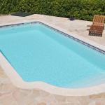 Piscine coque polyester fond plat avec escalier roman modèle Crête