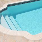 Piscine coque polyester fond plat avec escalier roman modèle Crête
