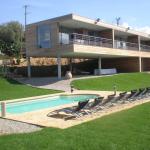 Piscine coque polyester avec escalier roman et fond plat modèle Fidji
