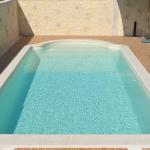 Piscine coque polyester à fond plat avec escalier roman modèle Chypre