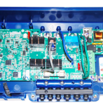 Boîtier de Contrôle pour Spa Gecko IN.YJ – Compact, Pompe Bi-Vitesse, Ozonateur, Éclairage 12V, Prise Auxiliaire 220V, Compatible Claviers Gecko, Pour Spas Jusqu’à 4 Places, Dimensions 307x18
